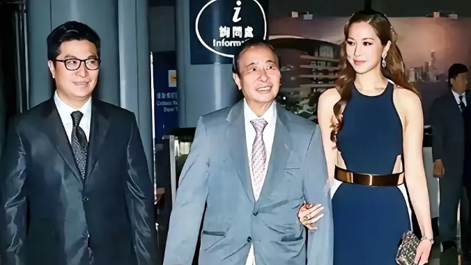 徐子淇公开搀扶公公











我的天哪！豪门媳妇徐子淇竟然公开搀扶公
