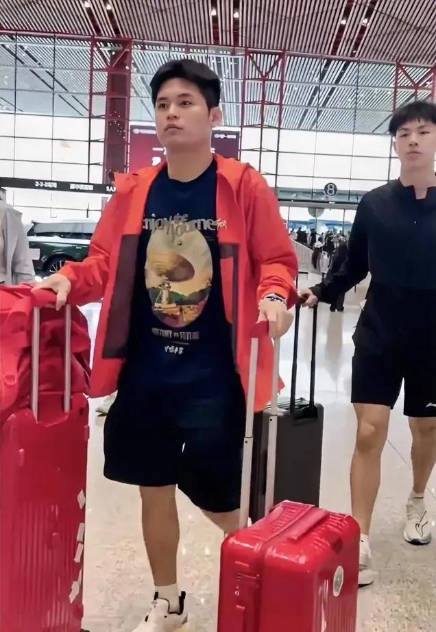 小石头“三件套”改“四件套”，这次是奔着冠军去的！
北京时间8月5日，国乒大部队