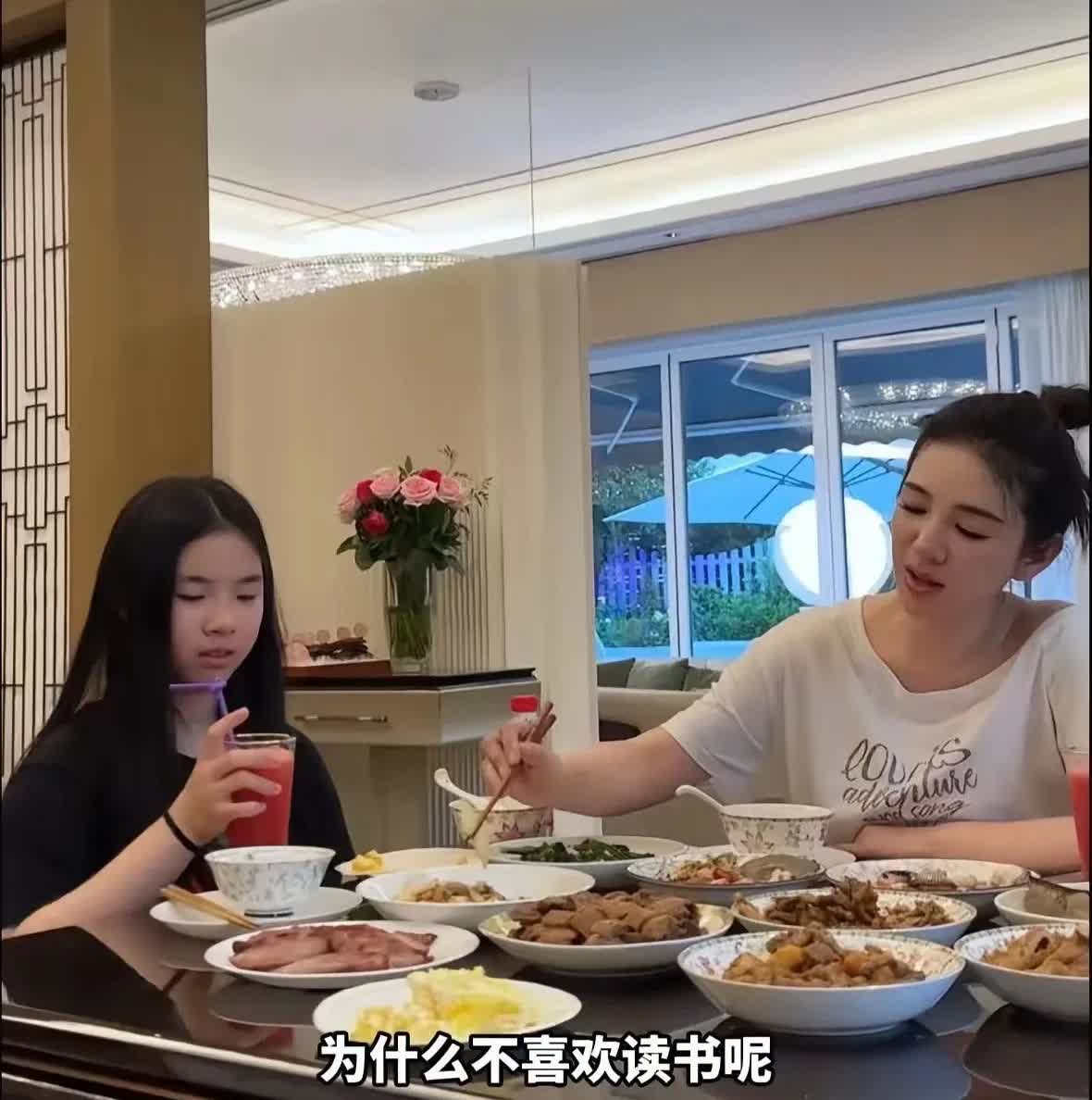 黄奕还是心软啊，拐弯抹角问女儿
能吃苦吗？
能抗压吗？
能接受外界的各种批