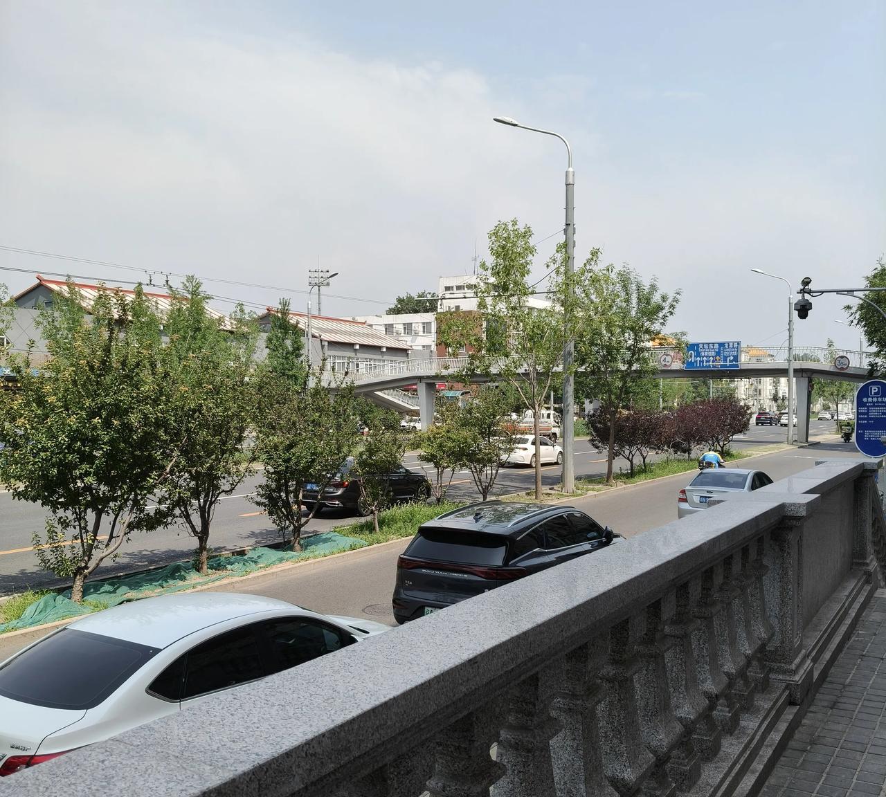 雨后的北京街头，车流一路向北！
[玫瑰][玫瑰][福][福]