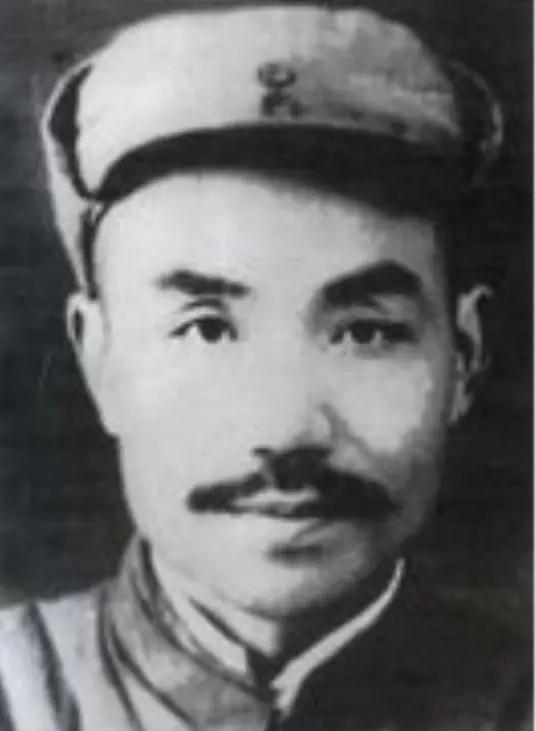 1955年评级时，他在建国后长期休养，没有军衔，没有工作，毛主席和周总理却同时给
