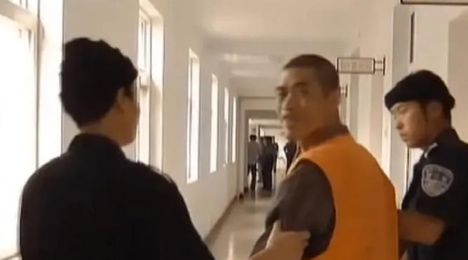 2005年，一青年男子笑着走进刑场，对着母亲和妻子说：我走了。待审判官正要抬手行
