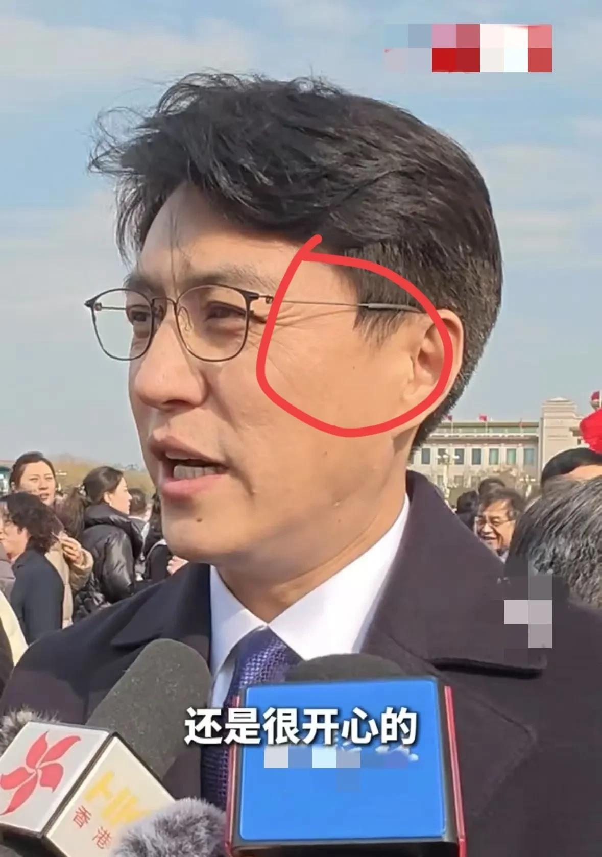 有一说一，
靳东两会采访时谈《哪吒2》爆火，没想到除了这几句话，靳东身上的这一点