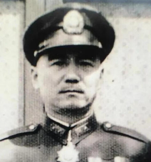 1949年12月，国军军长鲁崇义劝说参谋长何沧浪起义，何沧浪说：“与其束手就擒，