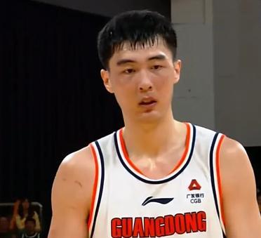 张明池正式回应肘击杨瀚森头部：当时手滑了，真的不是故意的！
广东队内线小将张明池
