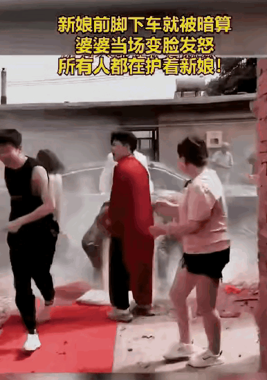一位打扮漂亮的新娘刚下车踏上红毯，还没来得及拍照，就被一名男子冲过来，把箱子里的
