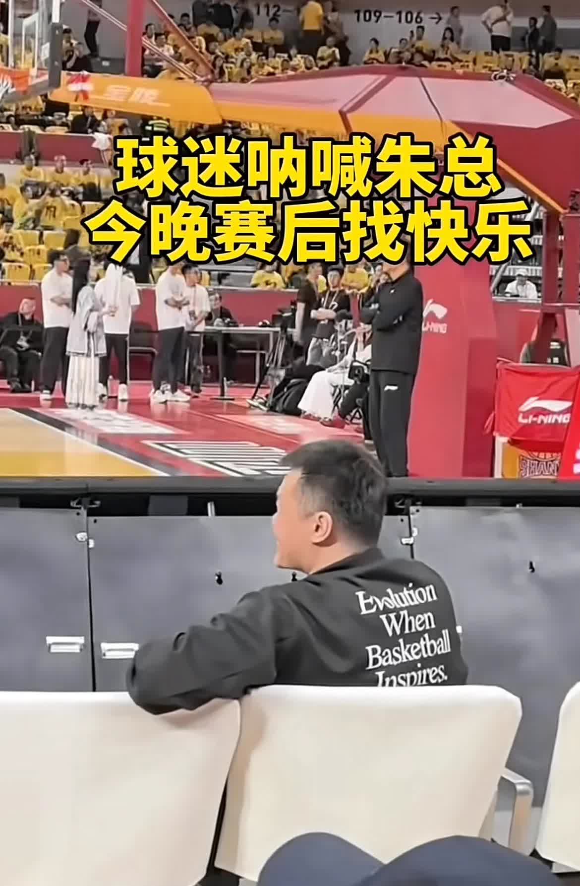 山西球迷挺能整活，对着朱芳雨说下班后去哪里快乐，搞得老朱哭笑不得??
对着杜峰