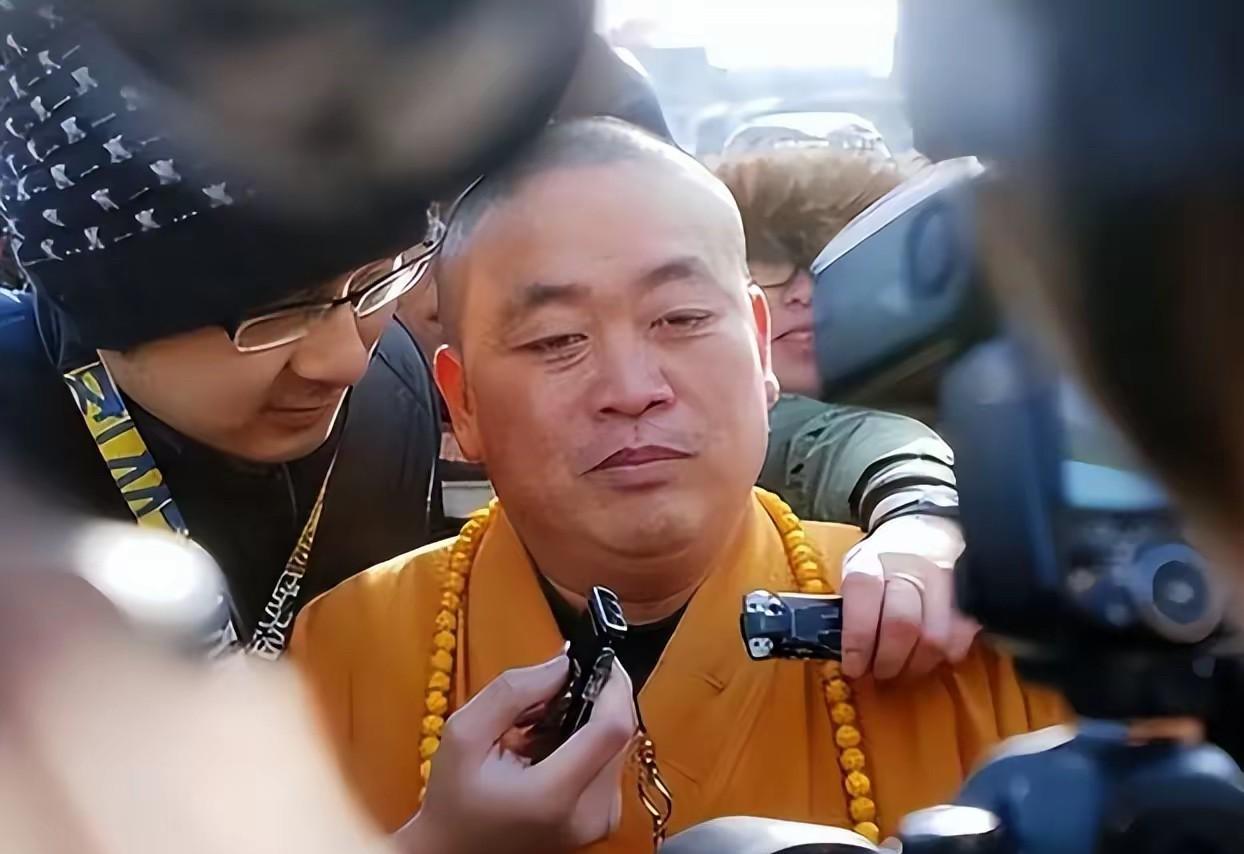 释永信事件让我们在思考一个问题，寺院的钱财，到底应该归寺院方丈还是归寺院所有僧人