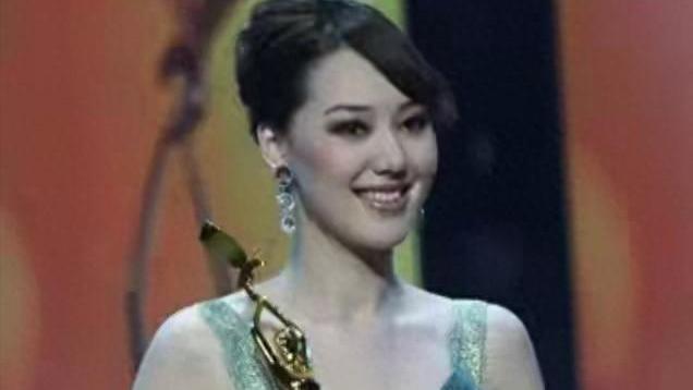 与丈夫看起来像是两代人，王冠的生活潇洒又幸福