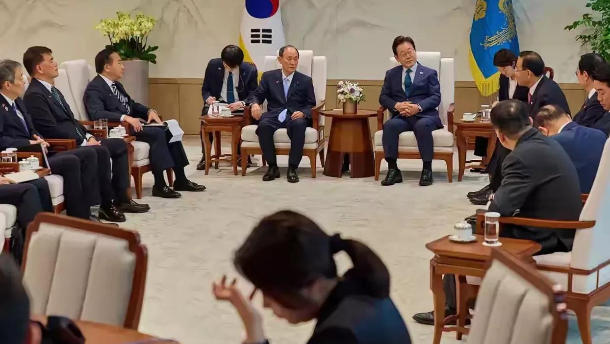 接见如此重要的日本政要(前首相菅义伟），韩国总统李在明竟然不在总统府设置韩日两国