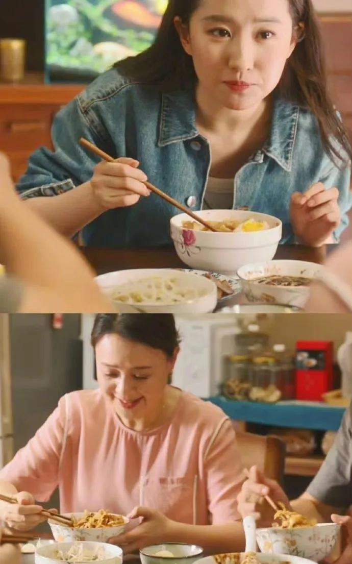 刘亦菲吃饭用的这个碗，真的不是全国统一的吗？为何总有种似曾相识的感觉呢，我是不是