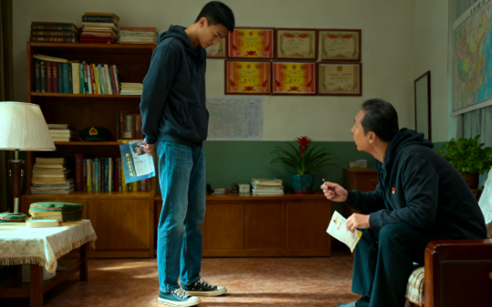 儿子偷偷报了军校，我动用关系把他刷了，直到老政委上门，掀开我藏了20年的功勋