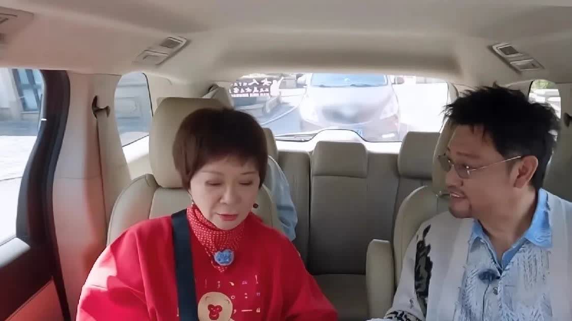导演问蔡明：“贾冰老师您熟吗？”蔡明翻了个白眼：“他是我儿子，你说我熟不熟？”导