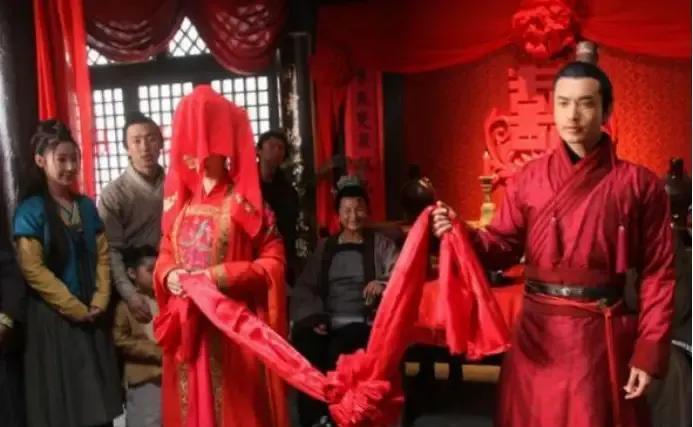 古时，一个25岁的光棍买回了60岁老太婆当媳妇，谁知当袋子被打开后，光棍吓了一跳