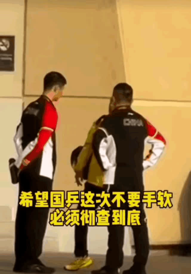 怪不得昨天邱指导听说王楚钦的牌子开胶后气的直撸袖子，
原来第一天孙颖莎在比赛的