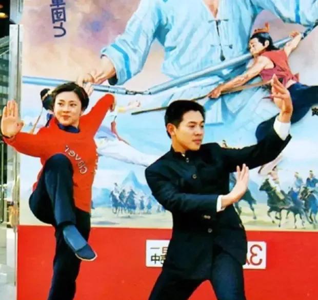 他们俩人1987年结婚，1991年离婚。
李连杰和黄秋燕的合影，像老夫老妻；李连