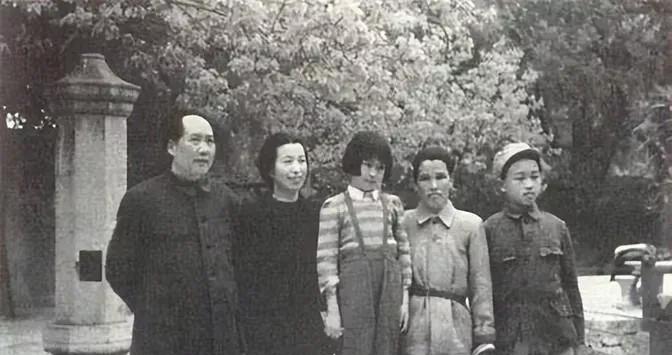 毛主席与家人在一起，留影！