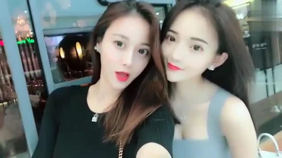笑话：公司彻底破产了，夫妻俩心灰意冷，相约登上高崖一起跳崖。

丈夫闭着眼睛喊完