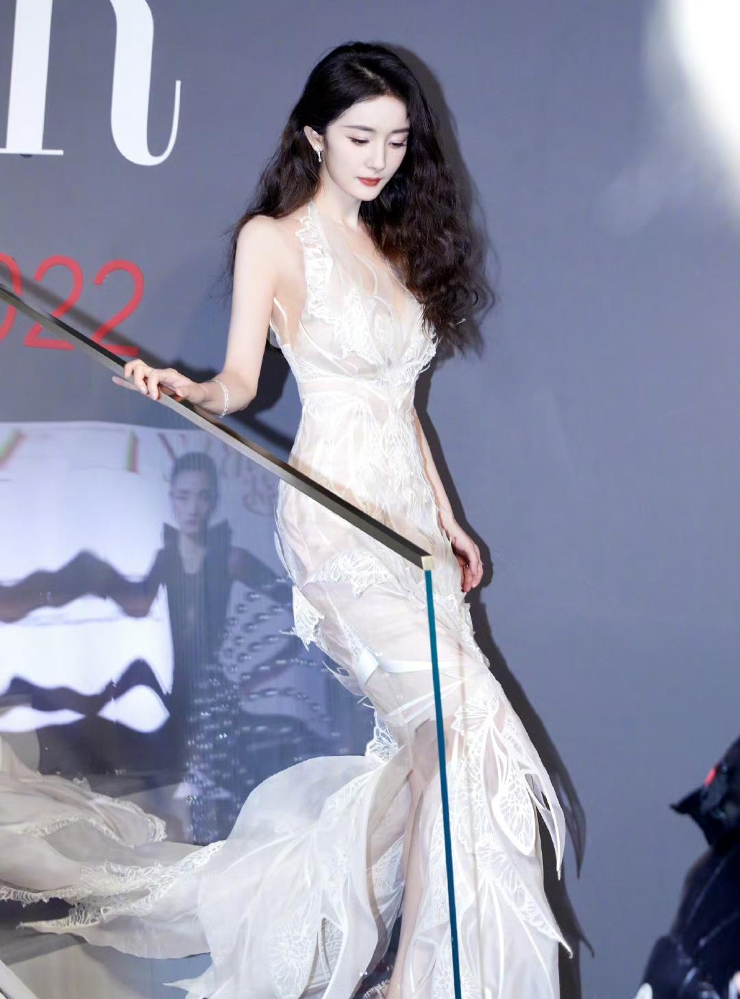杨幂公司成投资圈香饽饽！
她却婉拒所有橄榄枝为哪般？
最近投资圈都在热议，
杨幂