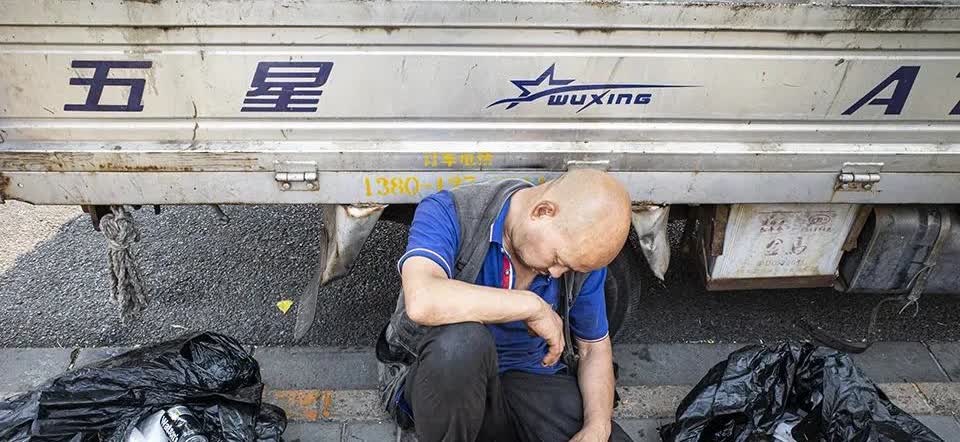 马路边的醉汉
再北京市海淀区田村路街道的马路边，我发现一个在车子旁边熟睡的男子