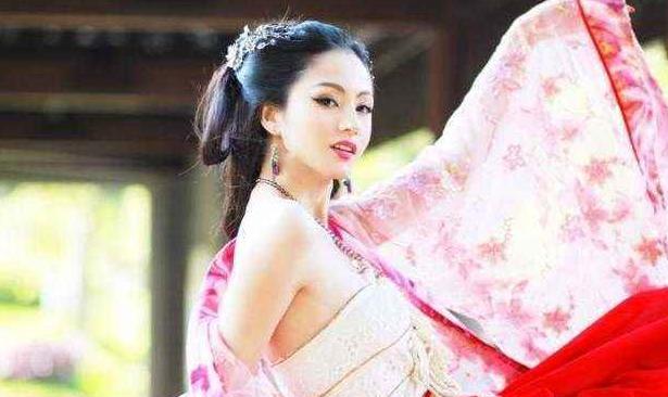 公元501年，一美人在狱中死去，狱卒们在收殓她的尸体时竟然忍不住诱惑，不停地对尸