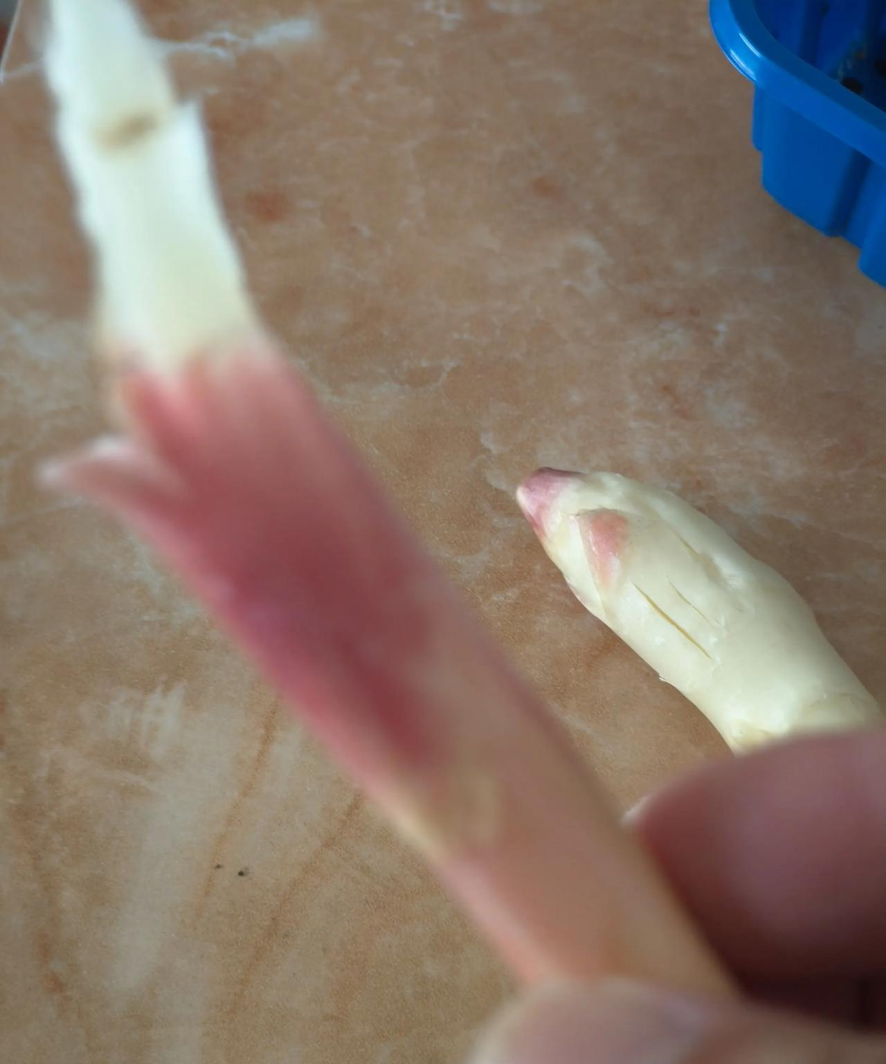 爱吃嫩姜的朋友们，你们在买鲜嫩姜时，会不会把这一截苗梗掰掉呢？
我原来是要掰掉的