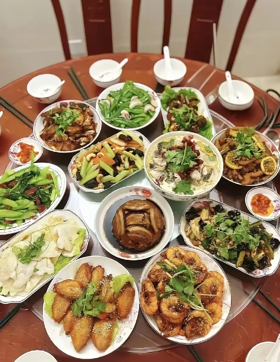 手艺有限献丑了，简简单单一顿饭！
家里来了客人今天亲自下厨做一桌，看看有没有食欲