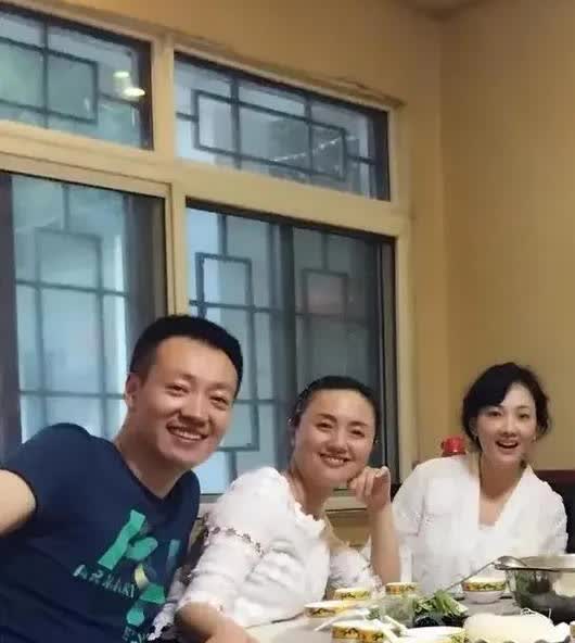 朱媛媛、辛柏青夫妇早年与牛莉、刘威等好友端午节聚餐的照片，马上就要端午节了，这个