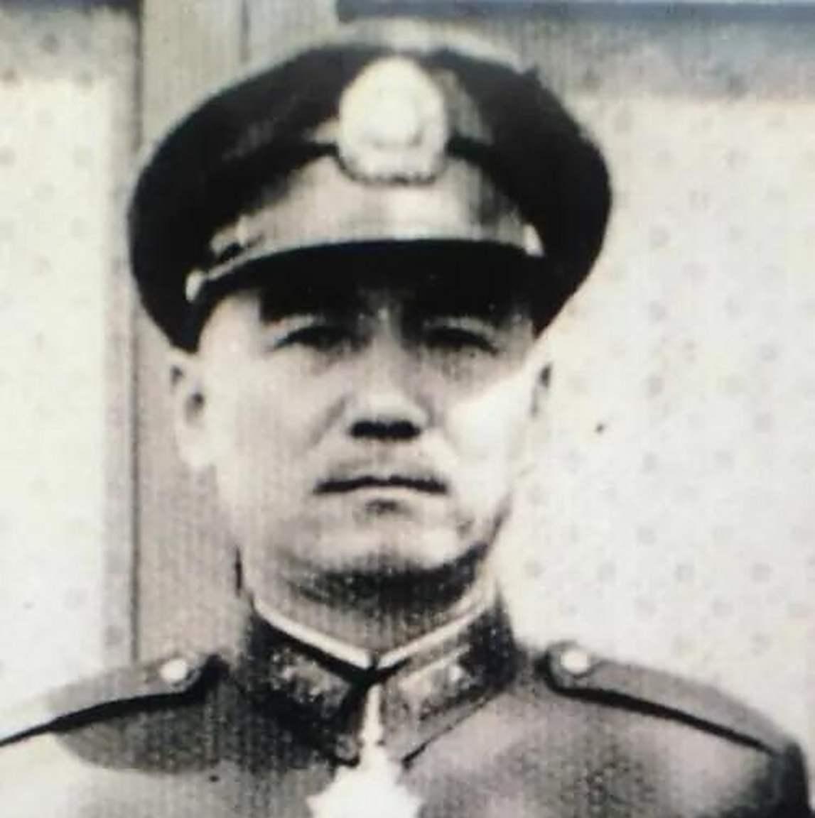 [下雨]1949年12月，国军军长鲁崇义劝说参谋长何沧浪起义，然而何沧浪却涨红了