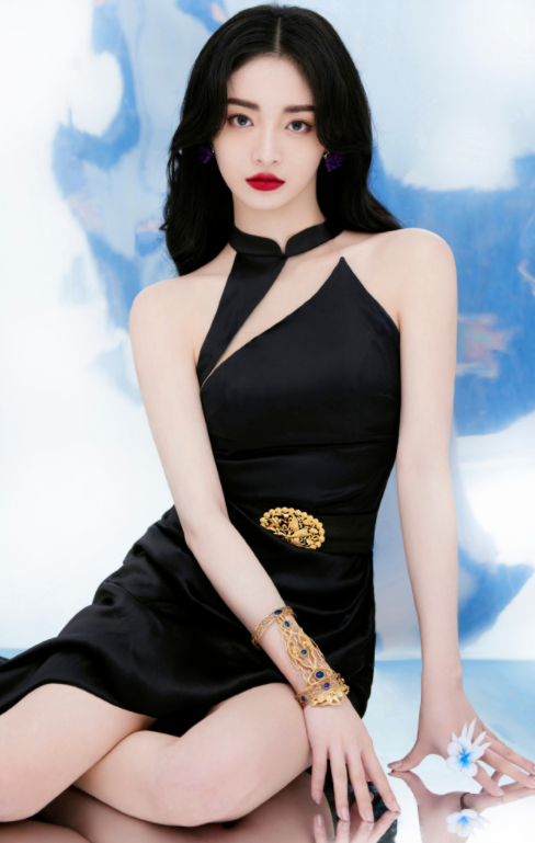 周洁琼的黑裙穿搭，这一组还是有点小性感！