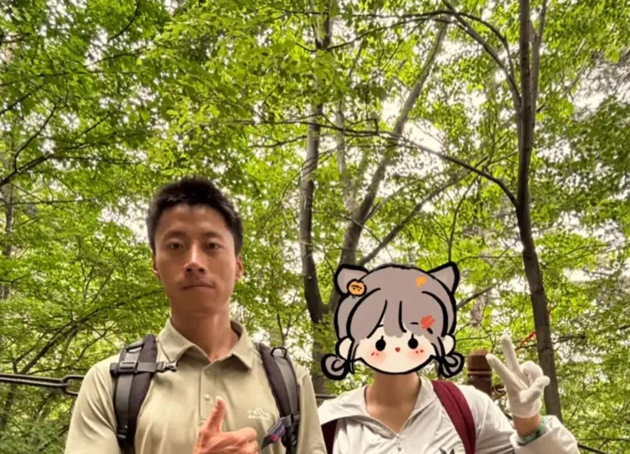 原来师父赵朔确实是给自己放假了，朔粉偶遇赵朔爬山去了。几天前或许就是一两天之前。