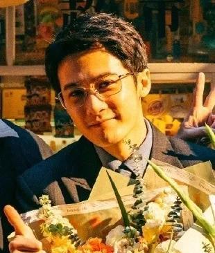 檀健次新电影杀青照来了！！
两个月了，终于看到檀健次演的律师长什么样子了，不容易