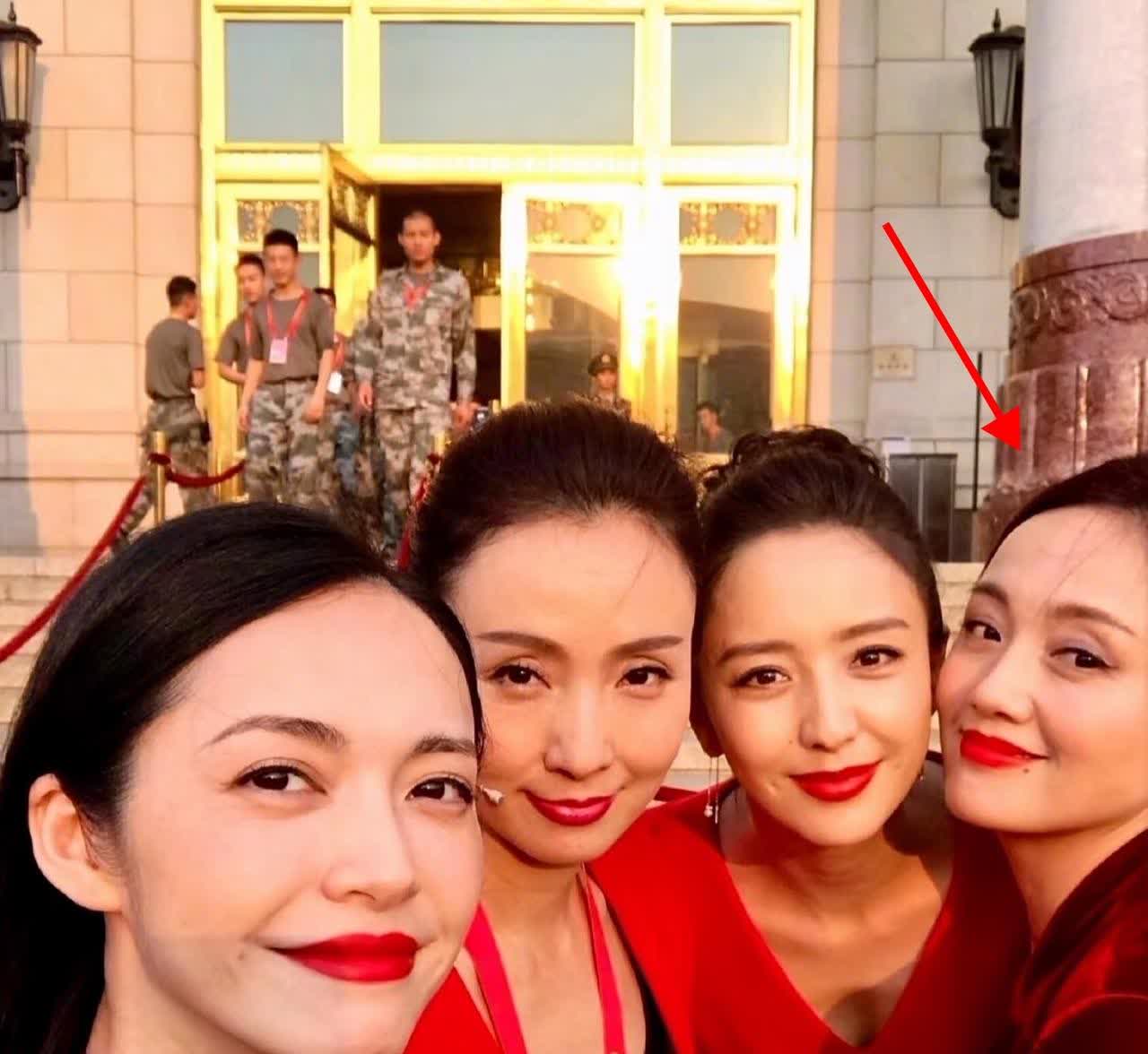 我发现一个玄学，
事关朱媛媛，
凡是跟她搭戏的明星，最后都会
和她成为好朋