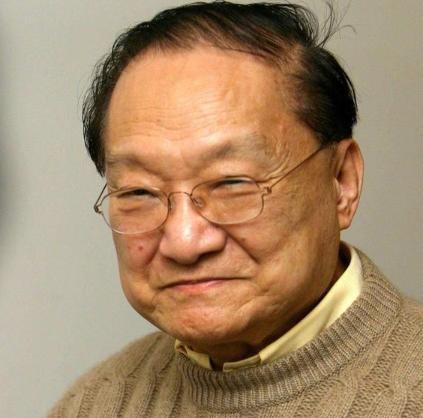 1966年的一天，金庸感到异常疲惫，决定去他常去的餐厅喝咖啡放松一下，结账之际，