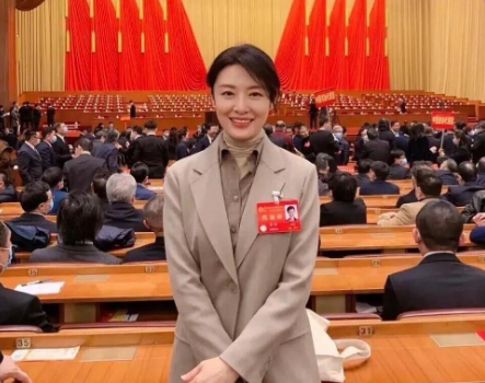 这应该是体制内最端庄大气的一个美女啦，她没有浓妆艳抹，没有乔装打扮，简简单单的、