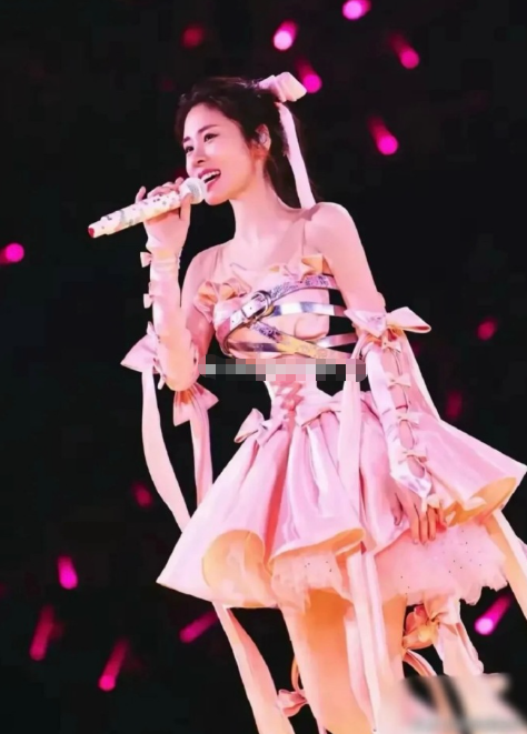 这裙子的设计妙啊，穿上能立马显瘦十斤 ​​​