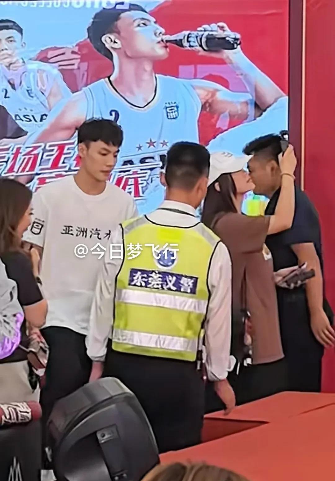 徐杰球迷见面会场面爆棚！
今天下午三点半，徐杰球迷见面会在东莞厚街万达广场1号中