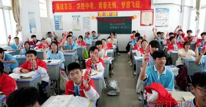 中考的重要性已经强于高考了？
       今天是湖南省中考的第一天，考试现场家