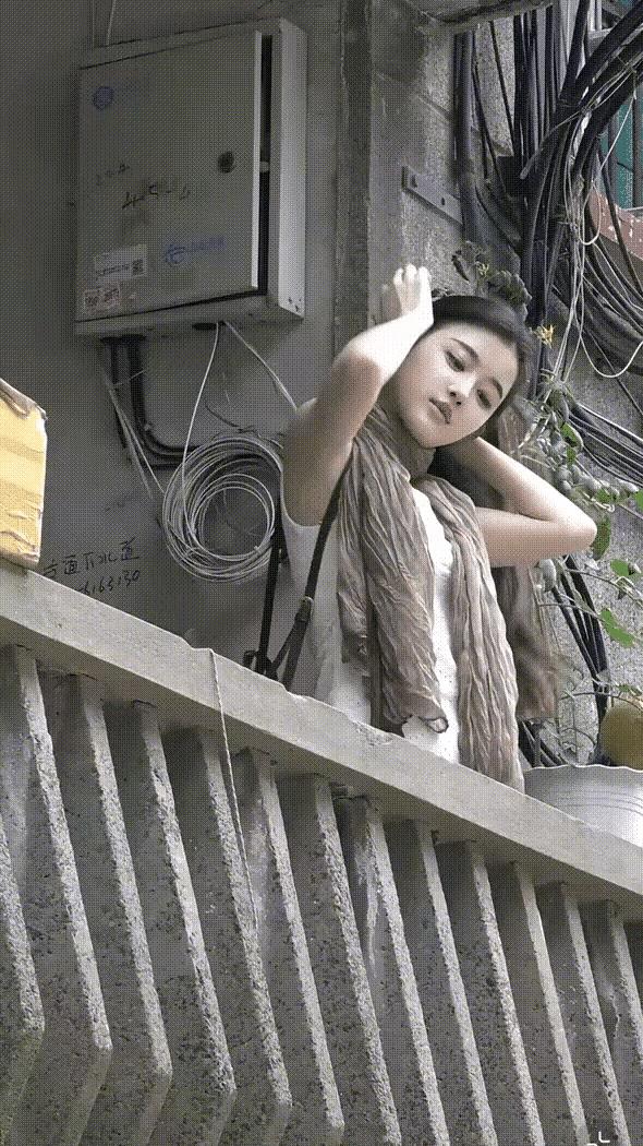 怎么办
我发现自己突然恋爱了
这是我迄今为止发现的最漂亮的女孩
比刘亦菲还要漂亮