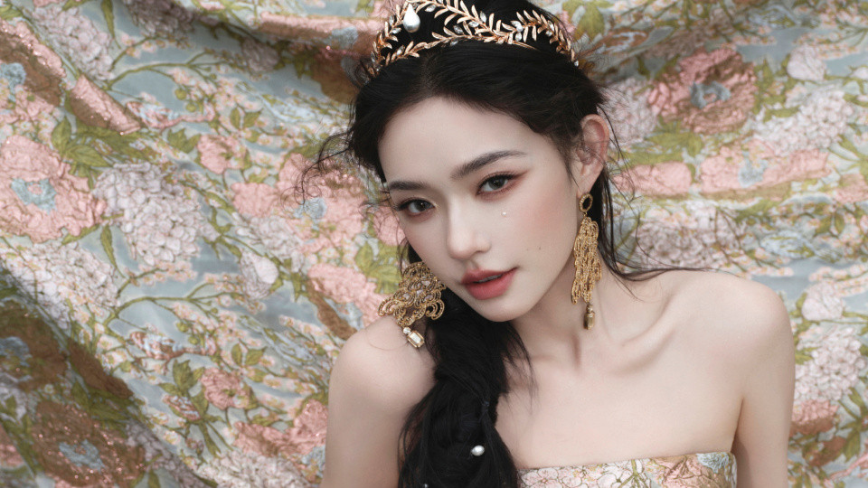 沙滩上的复古女神​，林允化身海洋公主，氛围感拉满