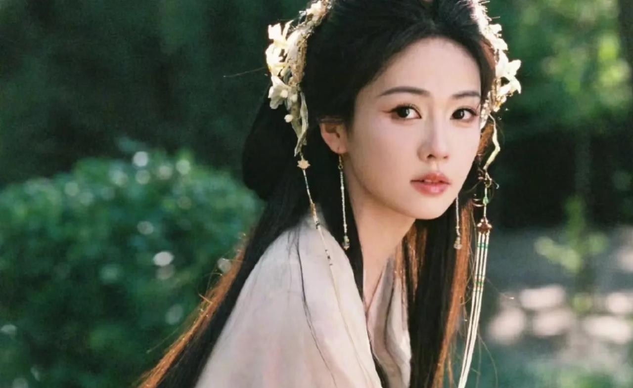 反套路古风美学，诠释独特魅力
在如今古装造型风格趋于同质化，“丧葬风”盛行的大环