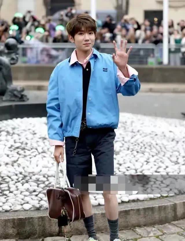 童星最可怕的后遗症出来了，长不高。王源被拍到出席活动时，身高和几年前几乎没变化。
