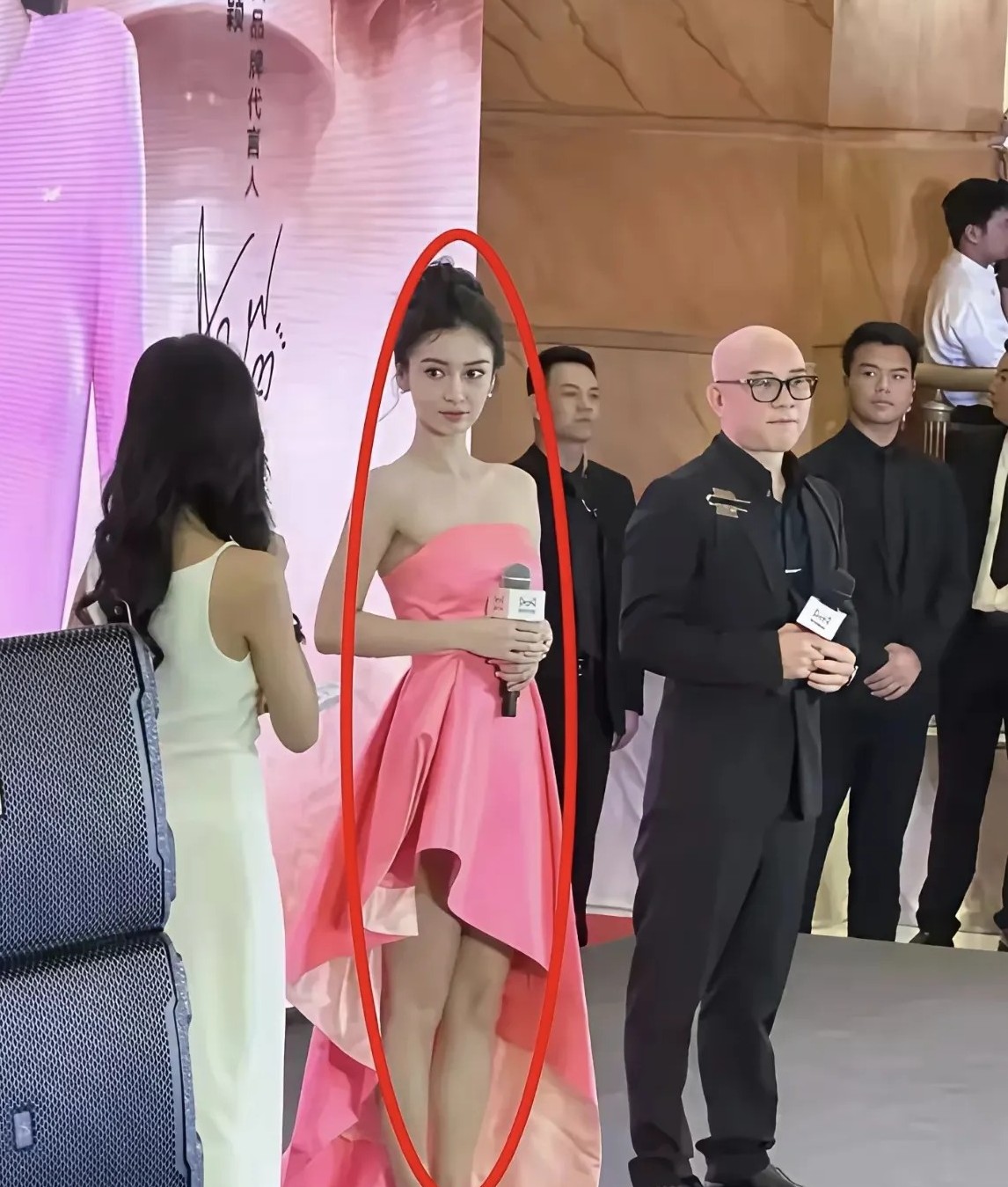 黄晓明你糊涂啊，杨颖这么漂亮，
你怎么会跟她离婚的？
当年黄晓明和杨颖离婚的时候
