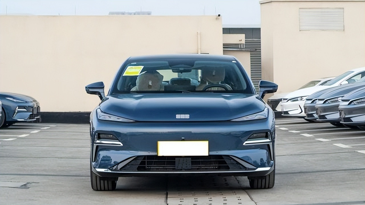 吉利王牌新车！车长超5米，油耗0.9L+1600km续航，11万起叫板汉DM