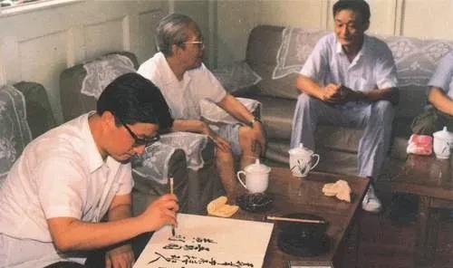 1991年8月，吴邦国（右一）、黄菊（左一）在育才中学参加劳动并题词。 #历史#