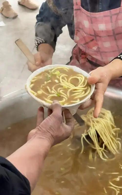 2013年，57岁的西班牙富翁隐藏身份，在浙江最美梯田借宿一户人家。
女主人以为
