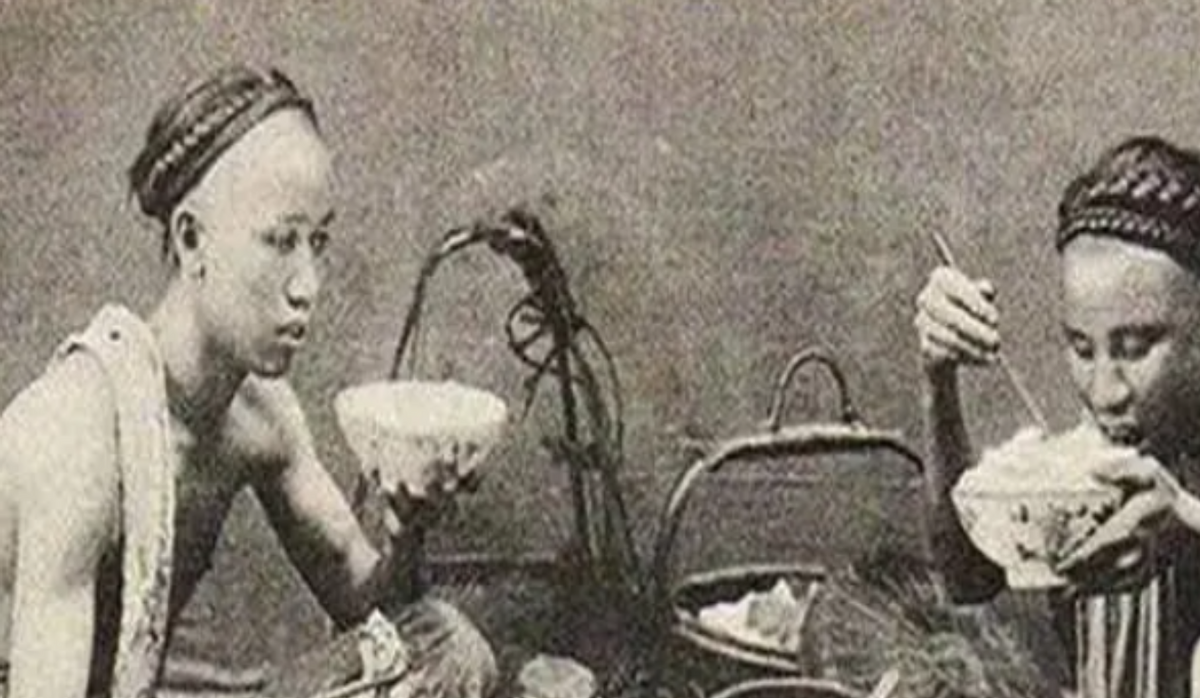 1953年，李鸿章的孙子李子嘉，身着破烂衣服，踉跄着走到一个湖边，纵身一跃跳了进
