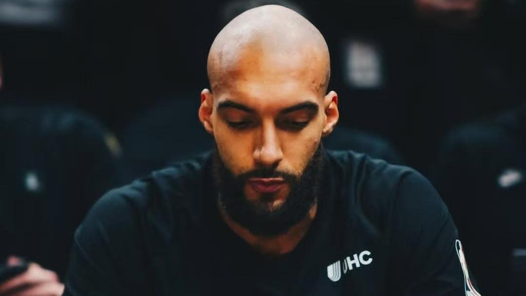 NBA恶汉为失利买单，狼队戈贝尔怒肘对手，恶意报复被逐致三巨头合体不敌太阳散兵