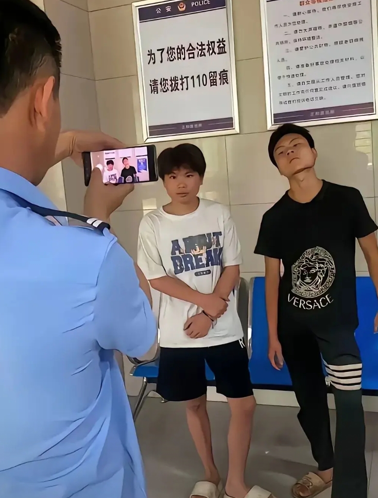 这小子那么拽！以为还是进学校办公室，殊不知警局不是学校，警察不是老师！

其实学