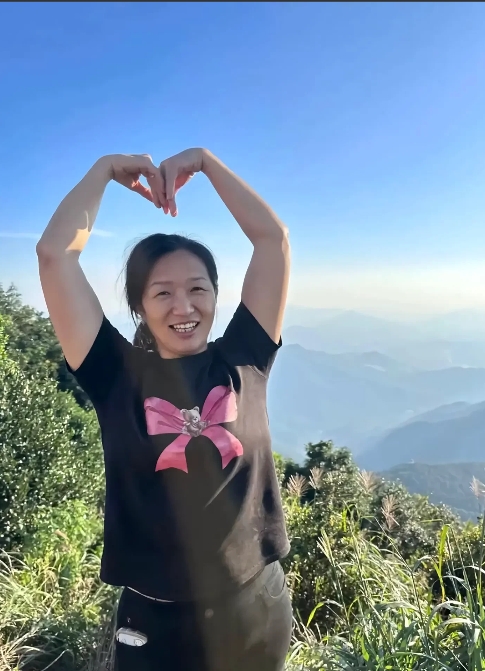 你们发现没，
许建华有一个弱点，
可能这辈子都无法克服了，那就是，她实在是太老实